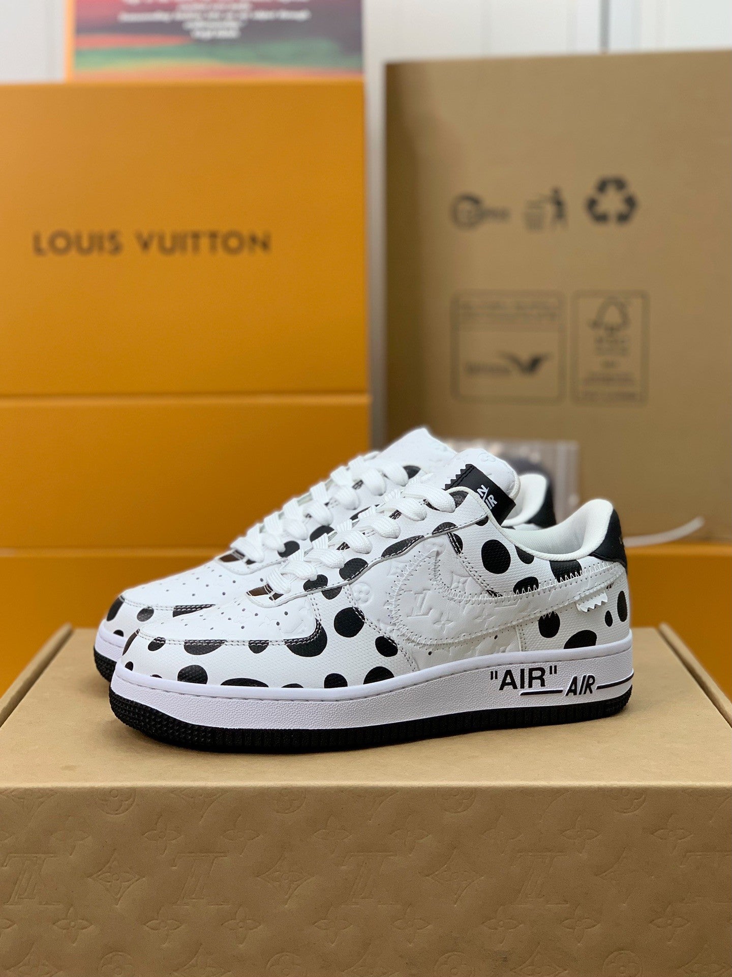 LOUIS VUITTON × NIKE AIR FORCE 1 Sneaker