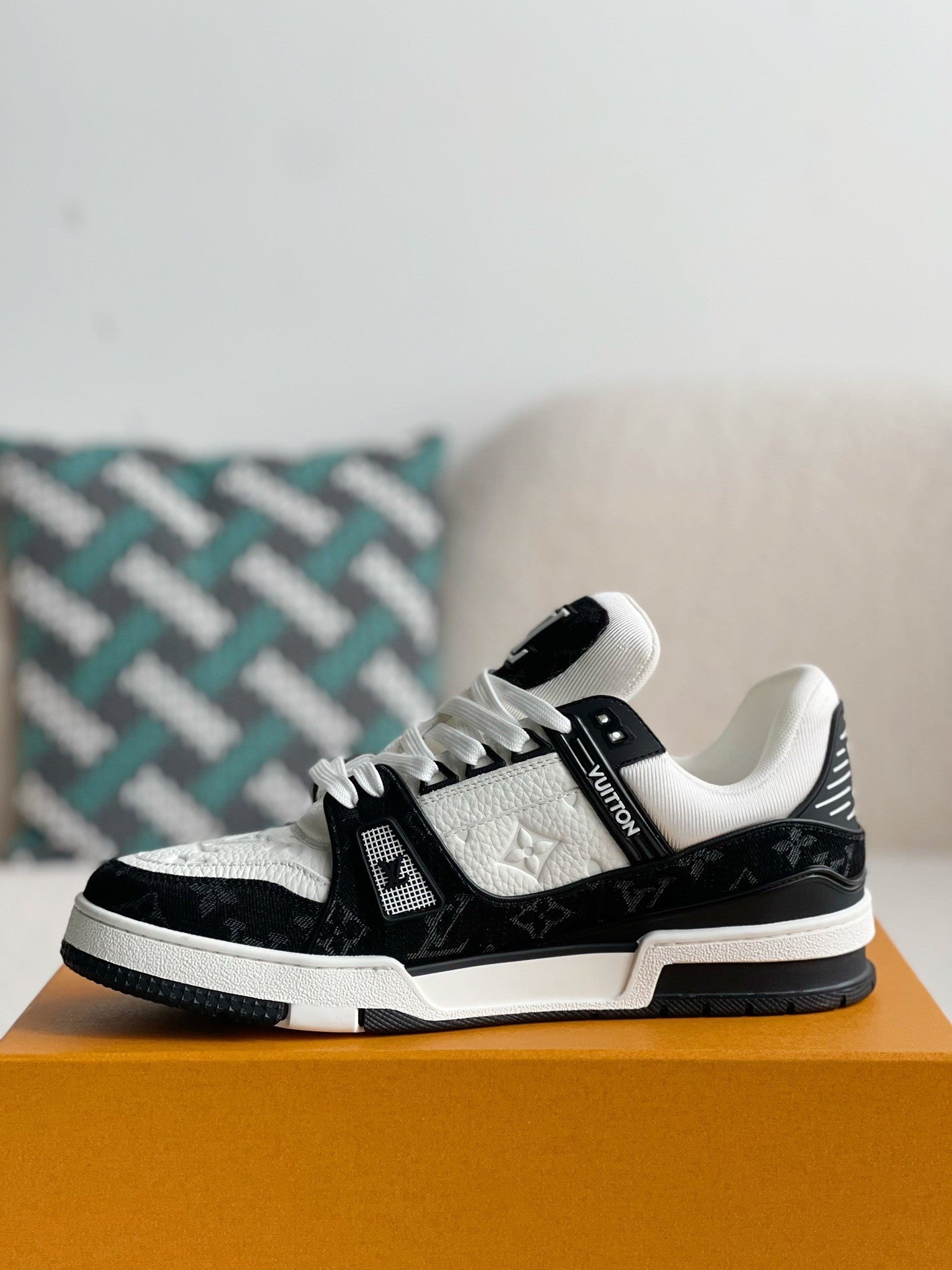 LOUIS VUITTON TRAINER SNEAKERS