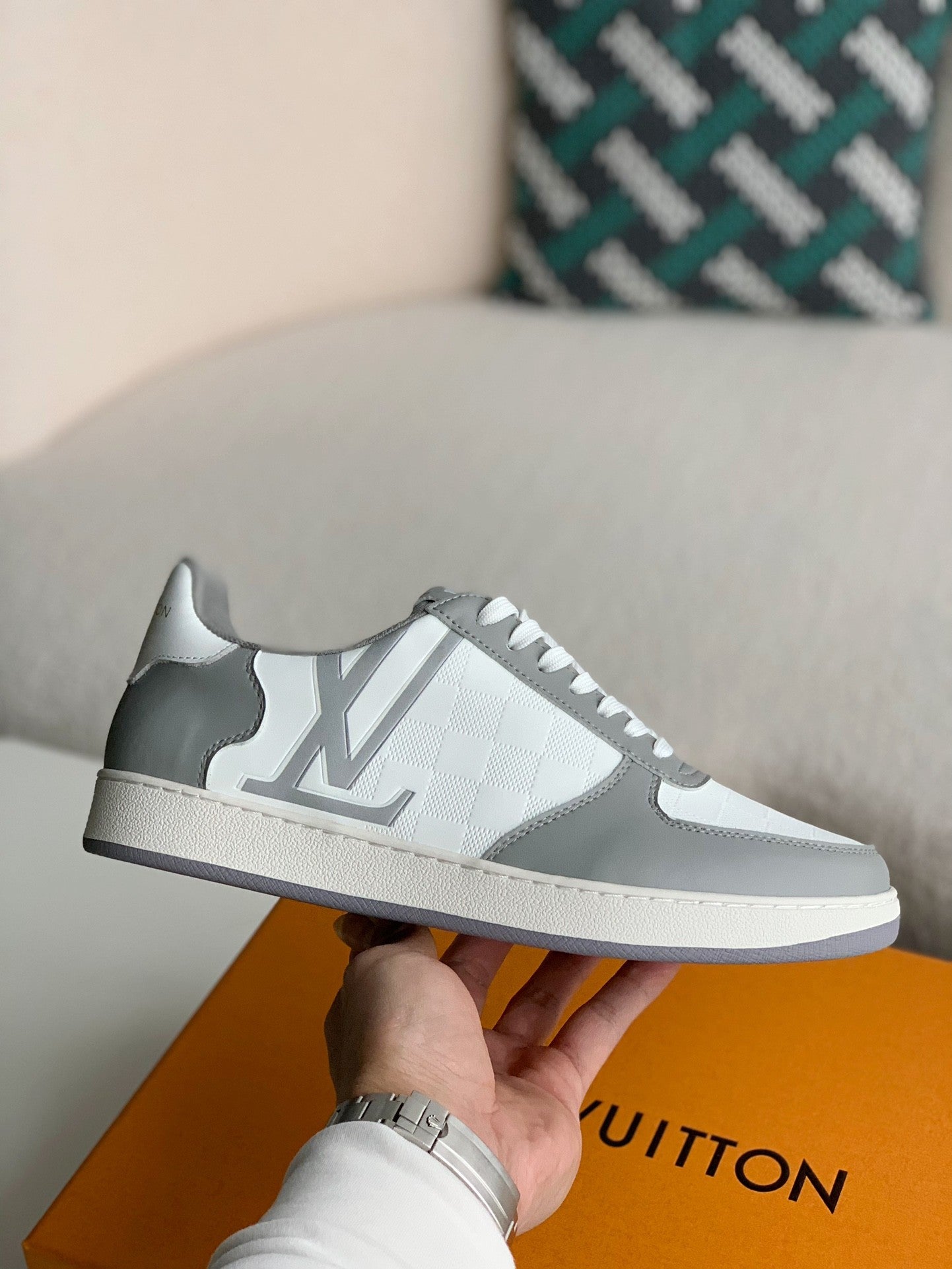 LOUIS VUITTON SNEAKERS