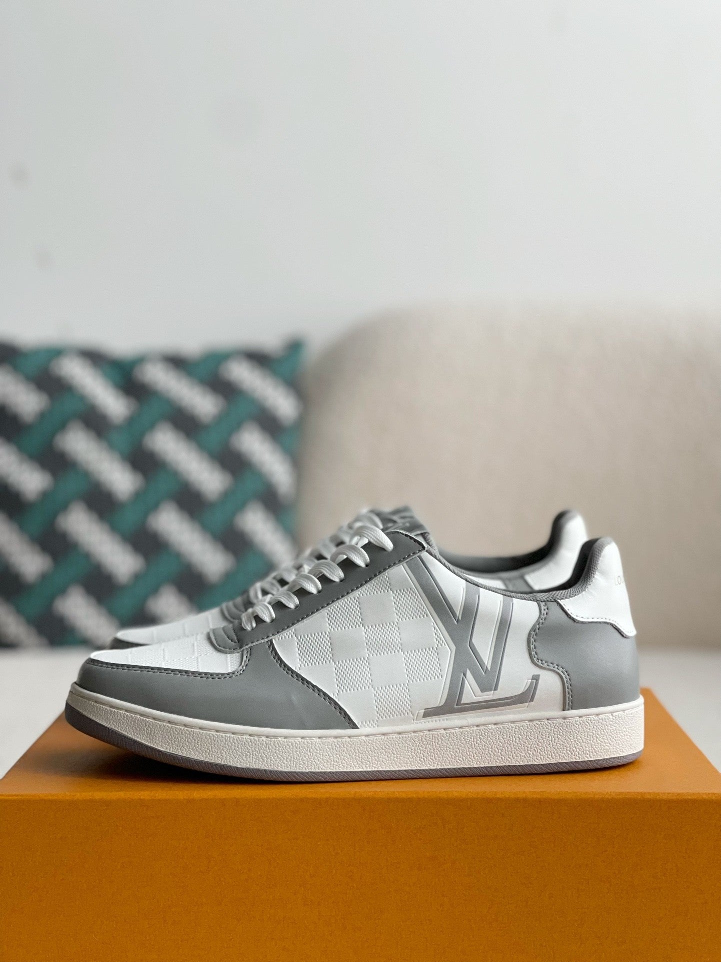 LOUIS VUITTON SNEAKERS