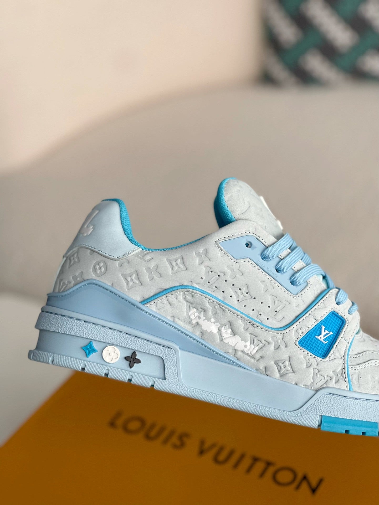 LOUIS VUITTON SNEAKERS