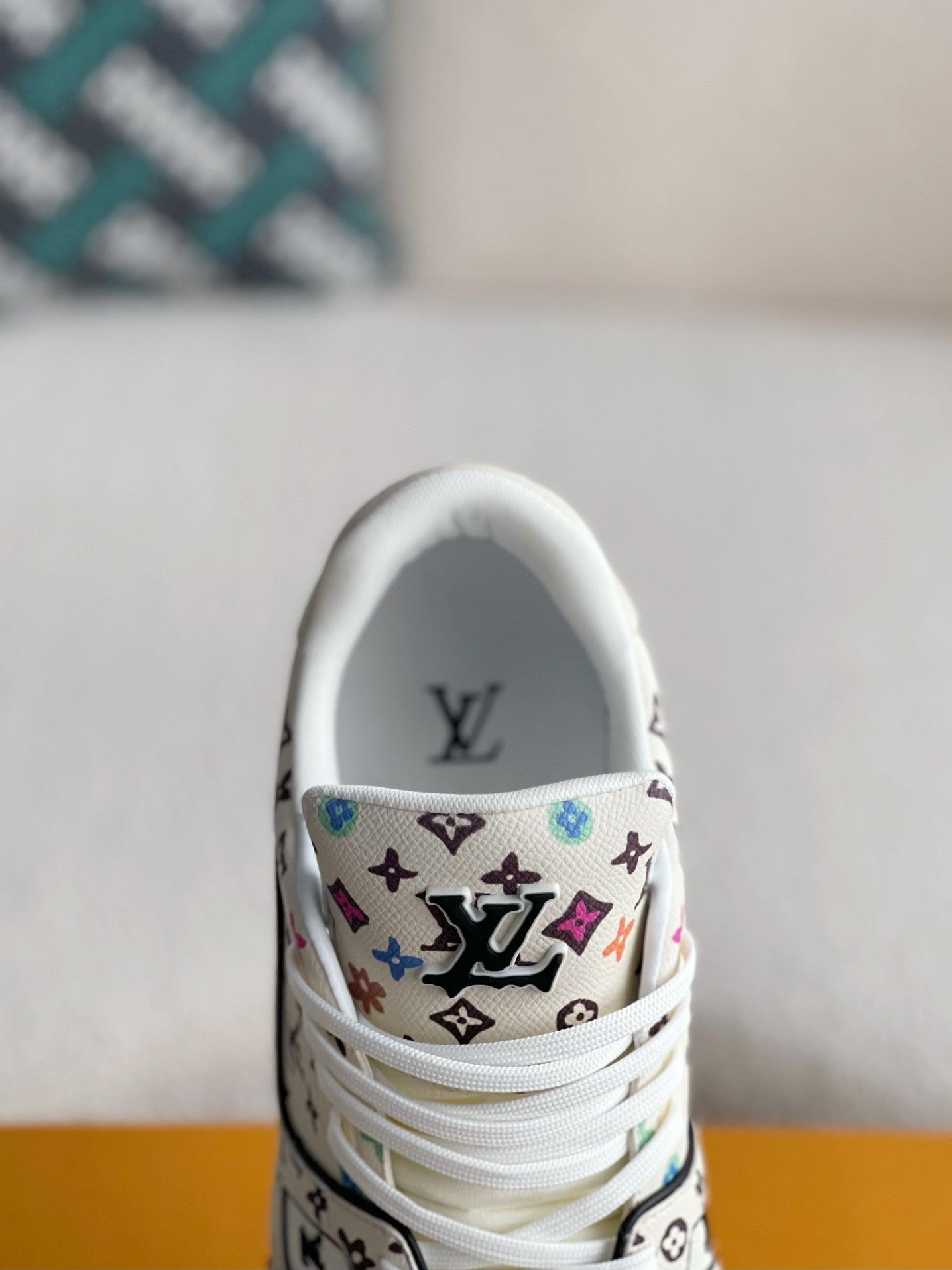 LOUIS VUITTON SNEAKERS