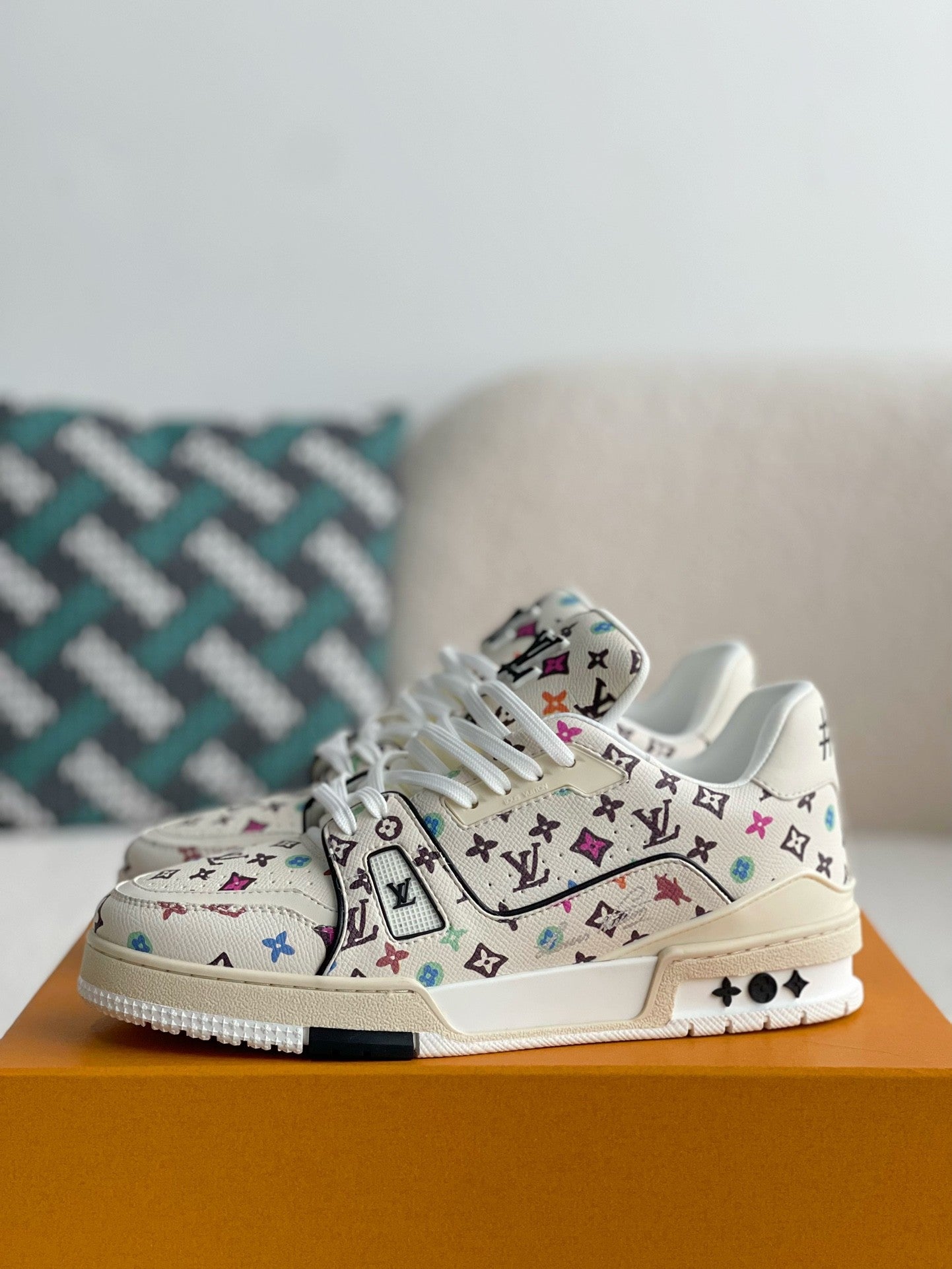 LOUIS VUITTON SNEAKERS