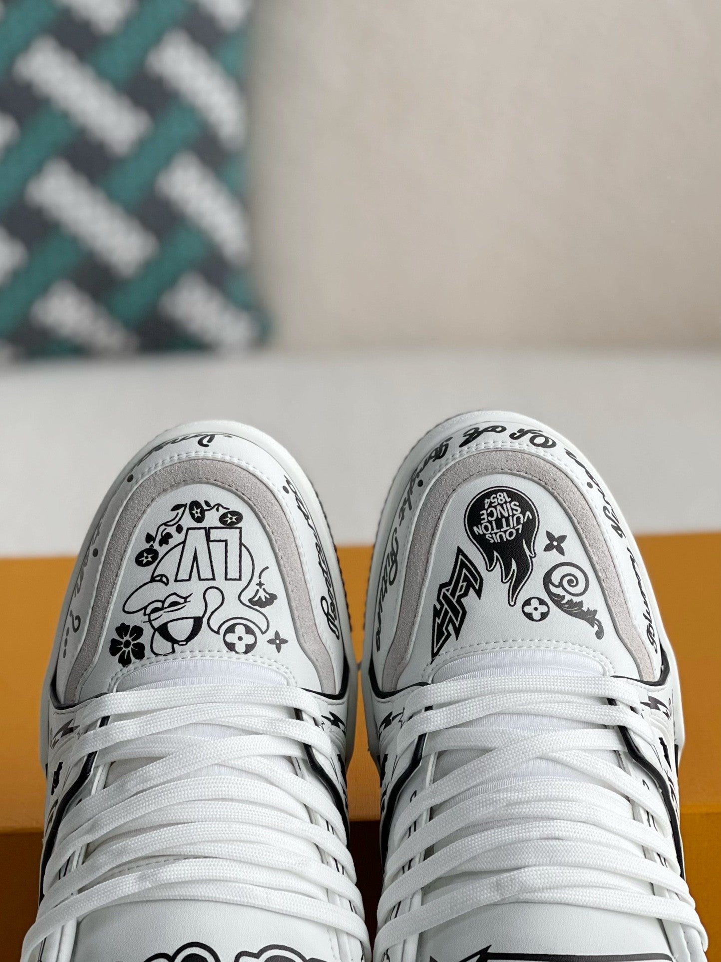 LOUIS VUITTON SNEAKERS