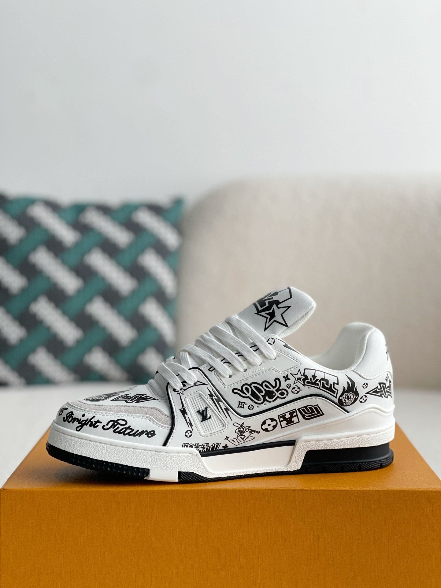 LOUIS VUITTON SNEAKERS