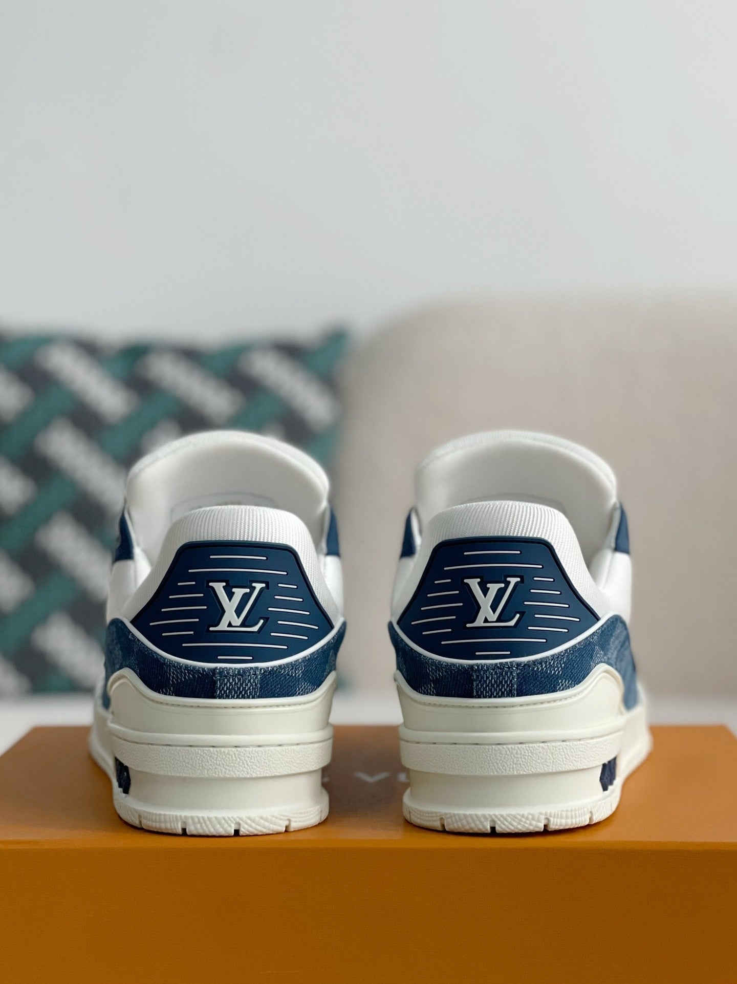 LOUIS VUITTON SNEAKERS