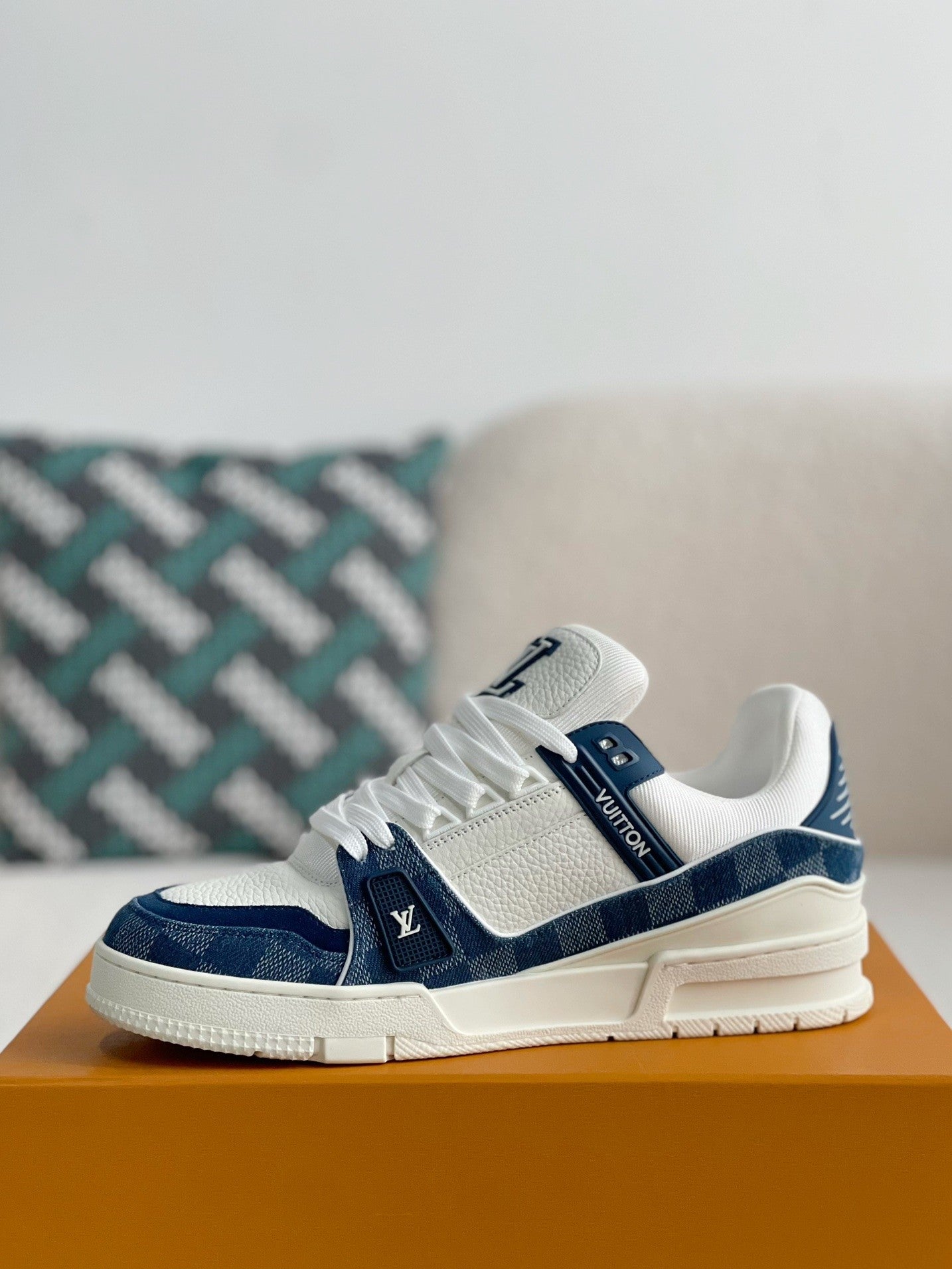 LOUIS VUITTON SNEAKERS