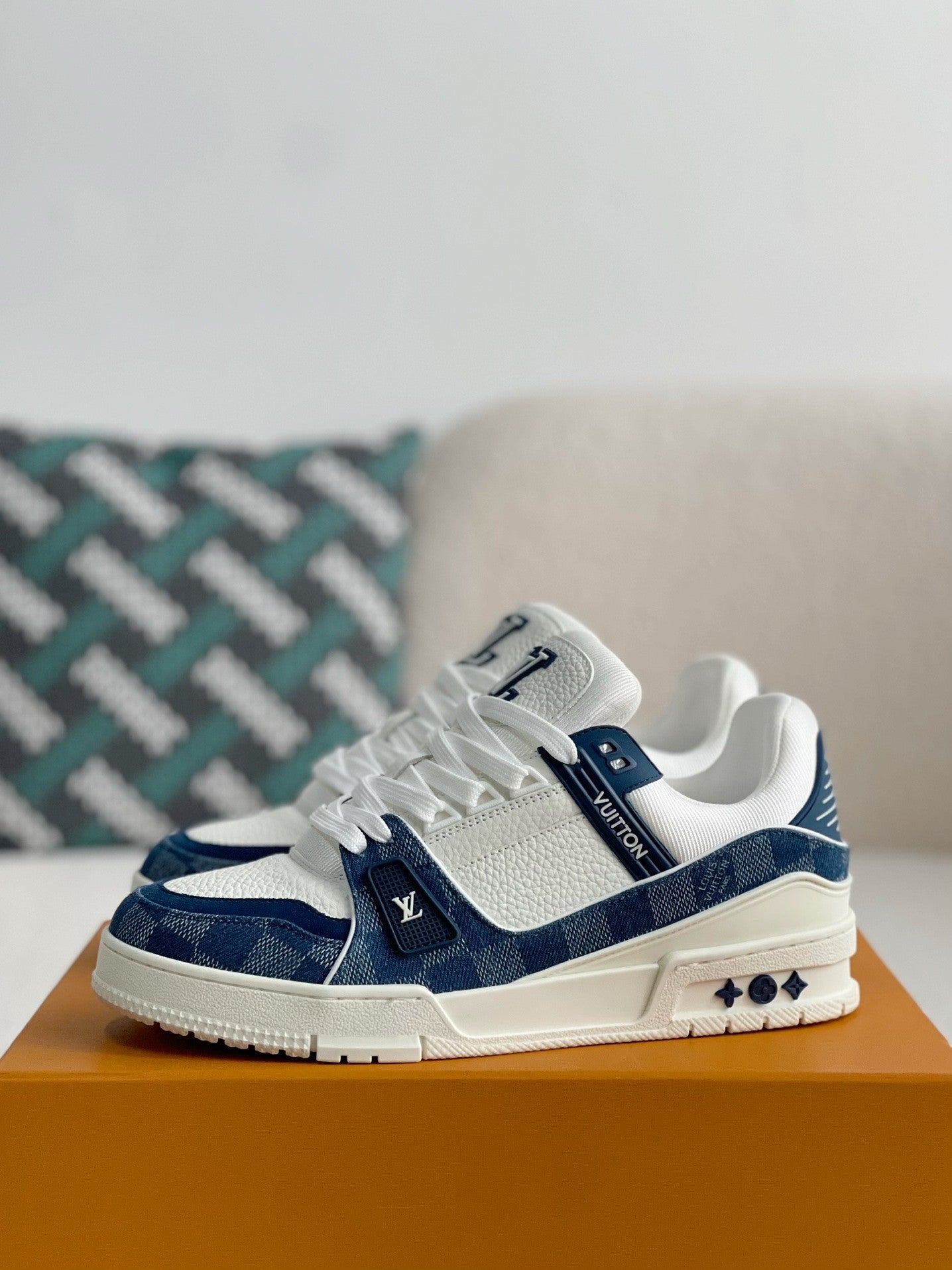 LOUIS VUITTON SNEAKERS